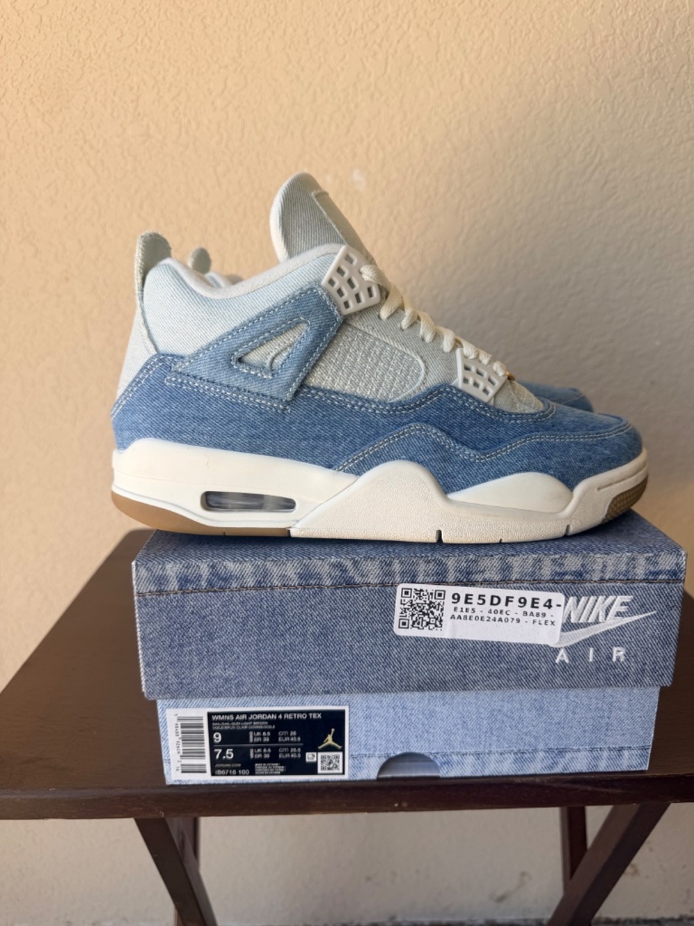 Air Jordan 4 women size 9 - Picture 3 of 4